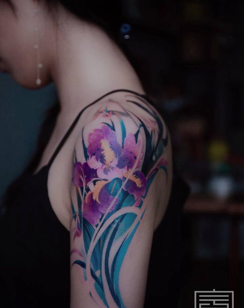鸢尾花纹身图片_肩部水墨花纹身图案