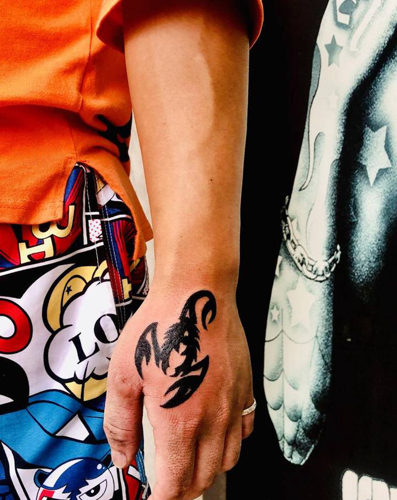 虎口蝎子纹身图片_手部图腾纹身图案