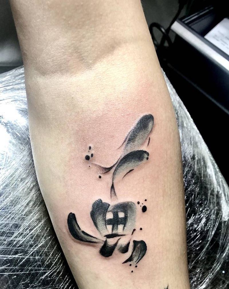 水墨鱼纹身图片_手臂水墨纹身图案