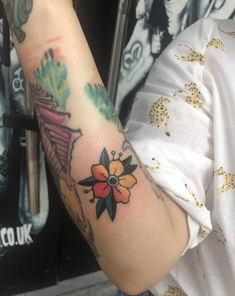 花纹身图片_手臂Old School纹身图案