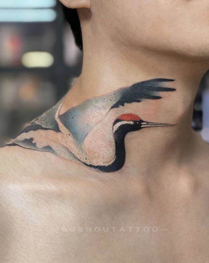水墨仙鹤纹身图片_颈部水墨仙鹤纹身图案