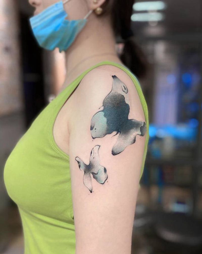 水墨蝴蝶纹身图片_手臂水墨蝴蝶纹身图案