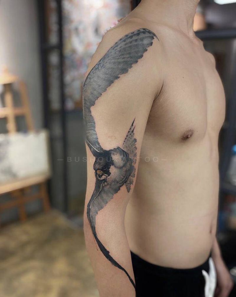 水墨极简 鹰花臂纹身图片_手臂水墨鹰纹身图案