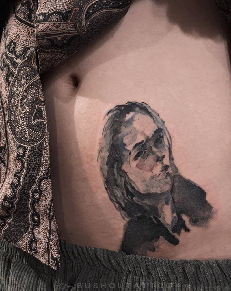 水彩自画像纹身图片_腰部背部水墨水彩纹身图案