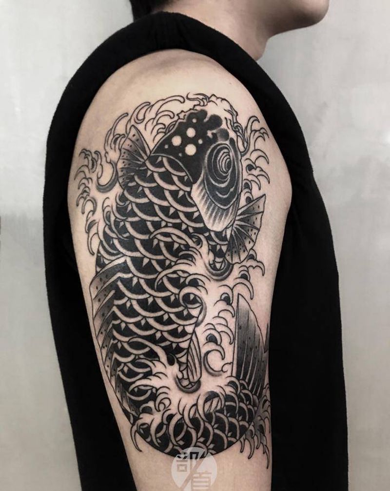 传统鲤鱼纹身图片_肩部手臂老传统新传统纹身图案