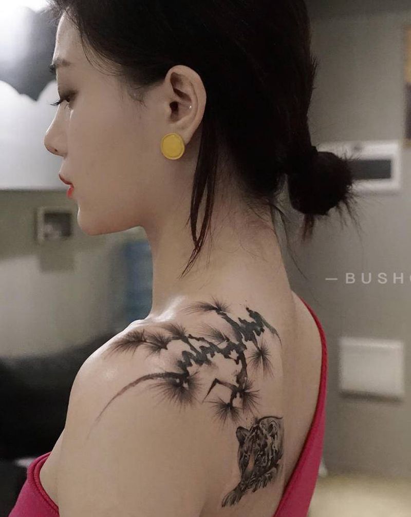松树遮盖字母纹身图片_背部肩部水墨水彩纹身图案