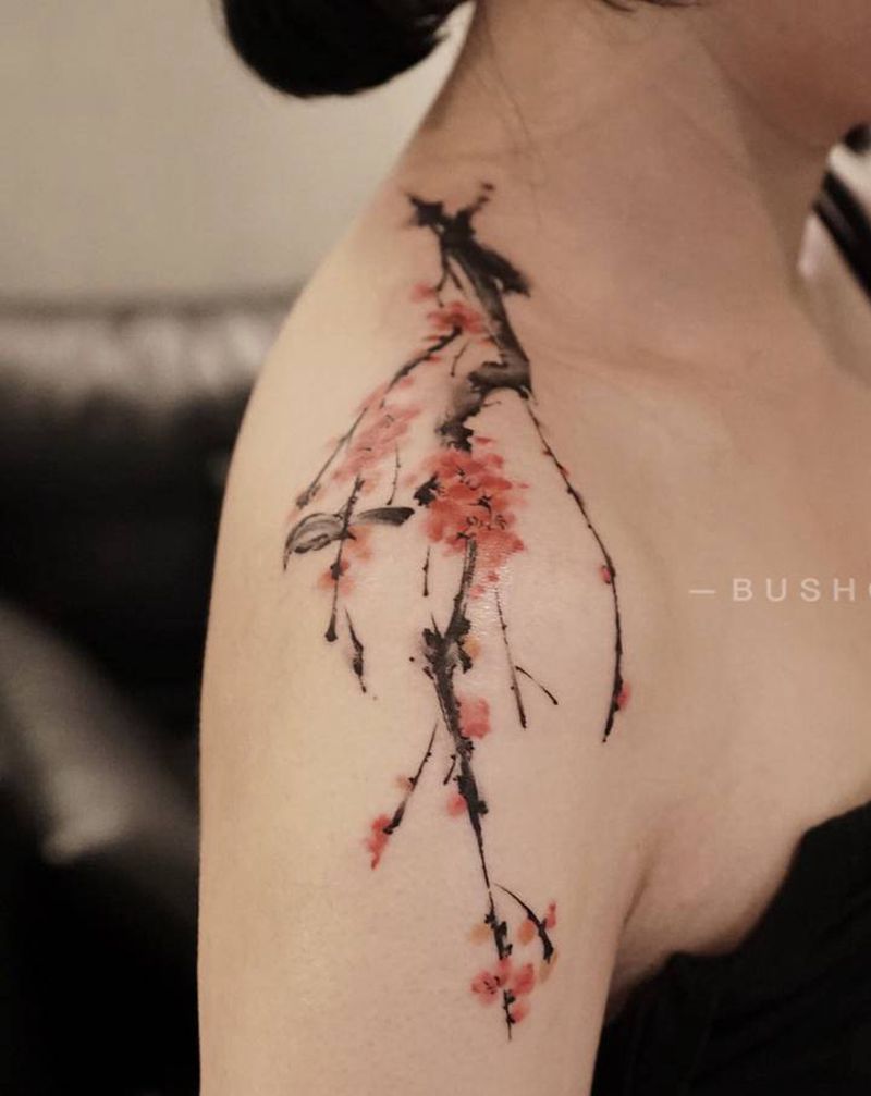 梅花纹身图片_肩部颈部水墨水彩纹身图案