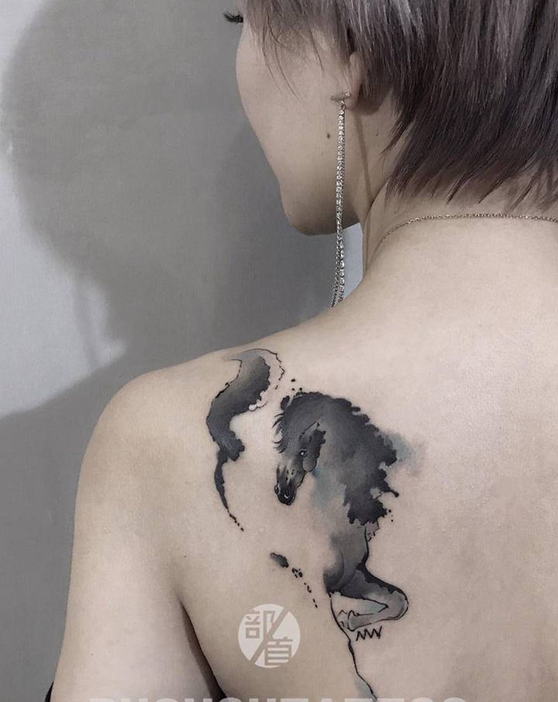 马纹身图片_背部肩部水墨水彩纹身图案