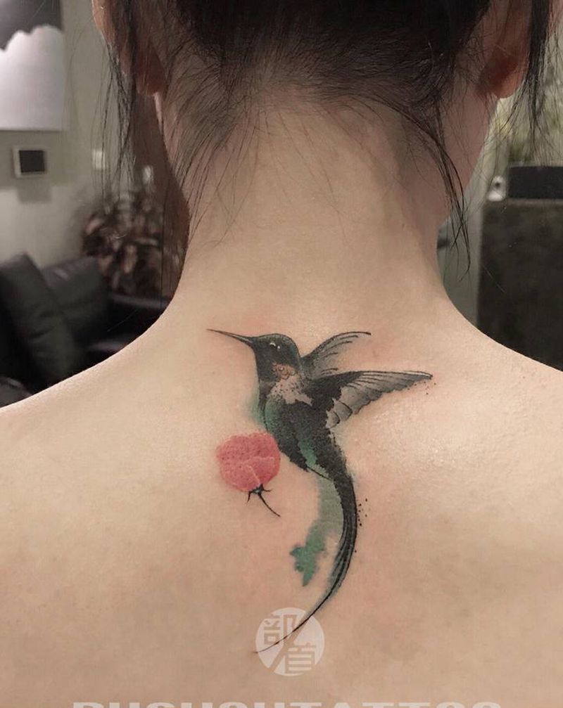 蜂鸟纹身图片_背部肩部水墨水彩纹身图案