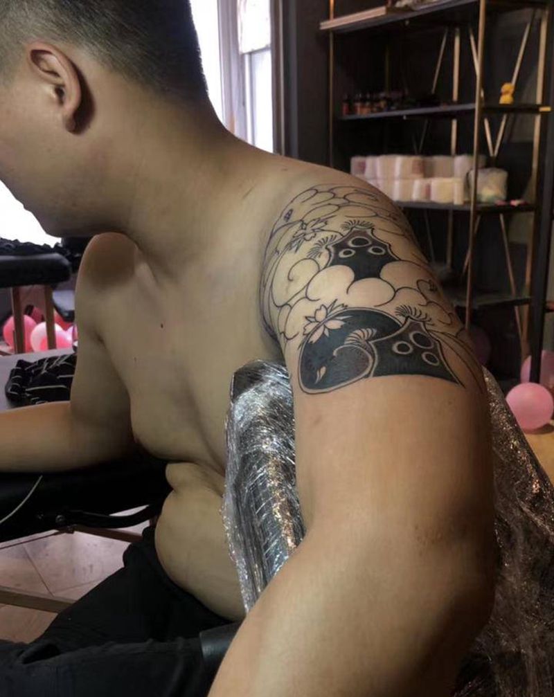 老传统大臂纹身图片_手臂老传统纹身图案