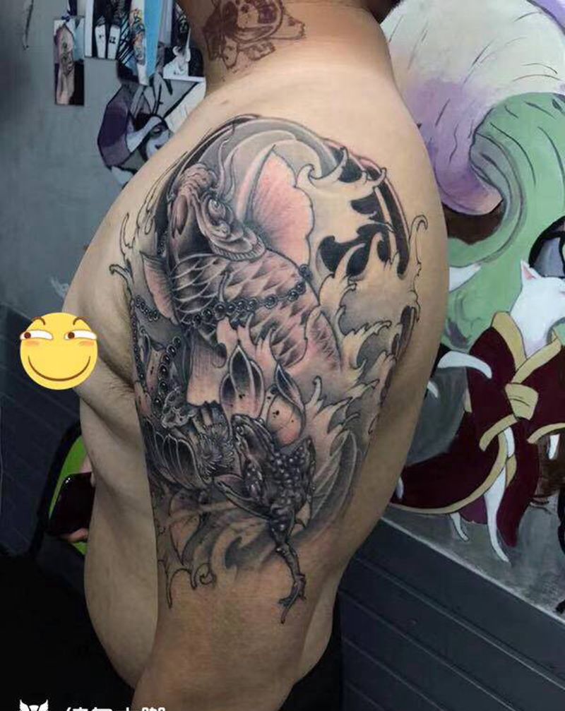 大臂鲤鱼纹身图片_手臂手部新传统纹身图案