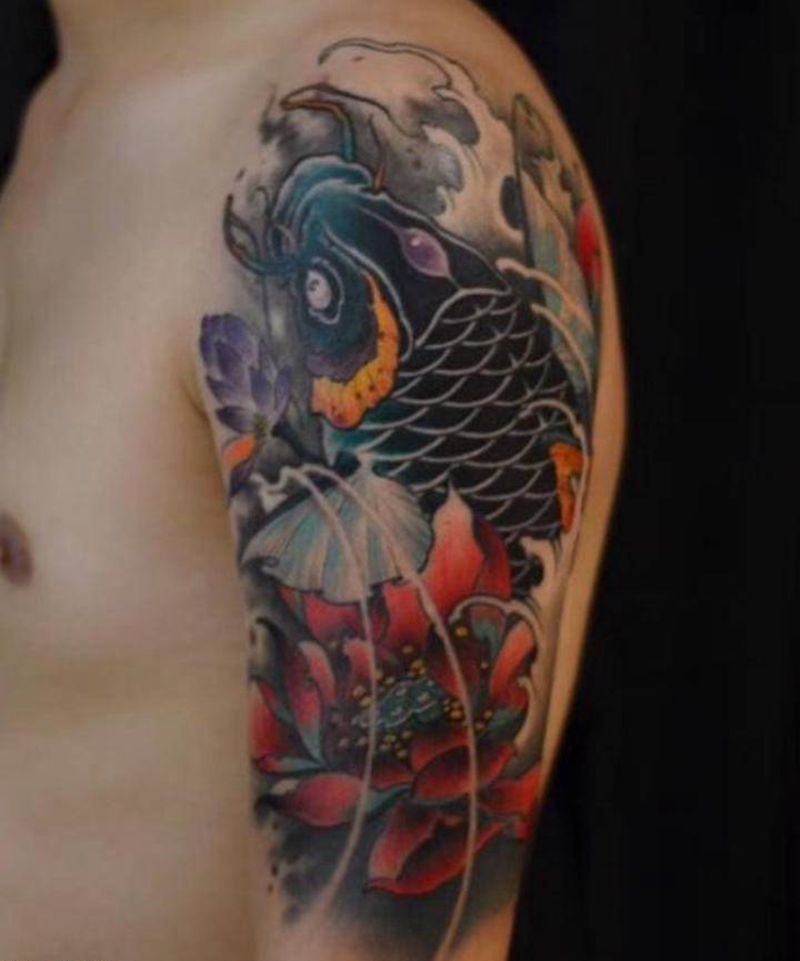 大臂鲤鱼纹身图片_手臂手部新传统纹身图案