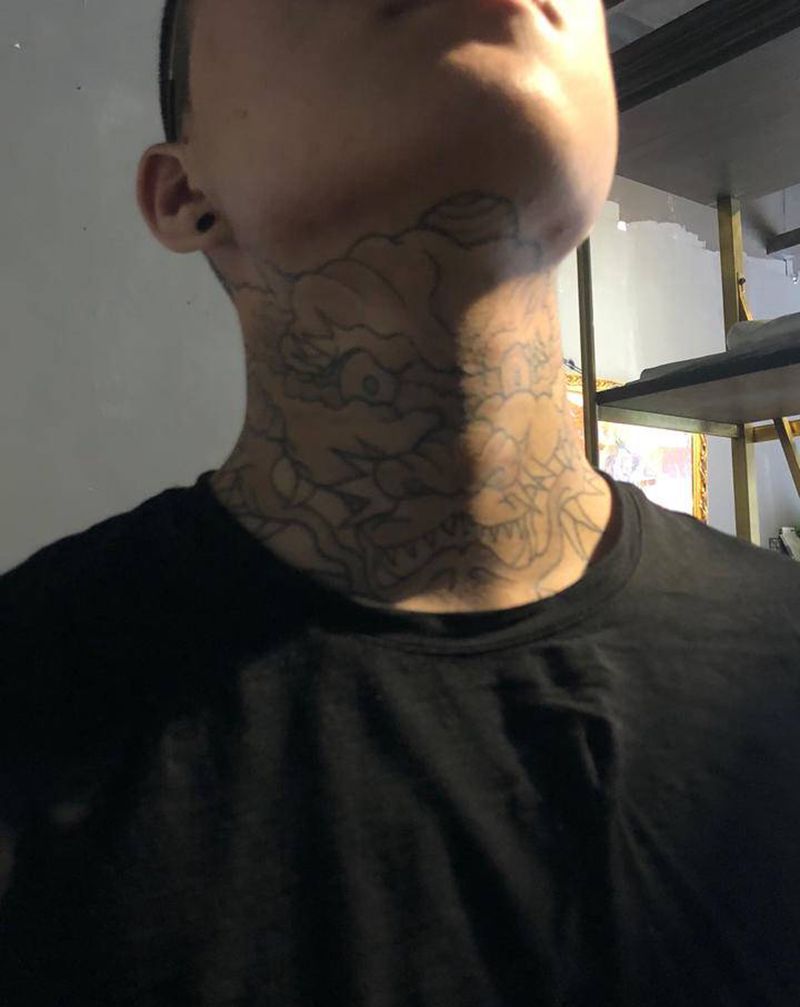 爆脖纹身图片_颈部新传统手绘爆脖纹身图案