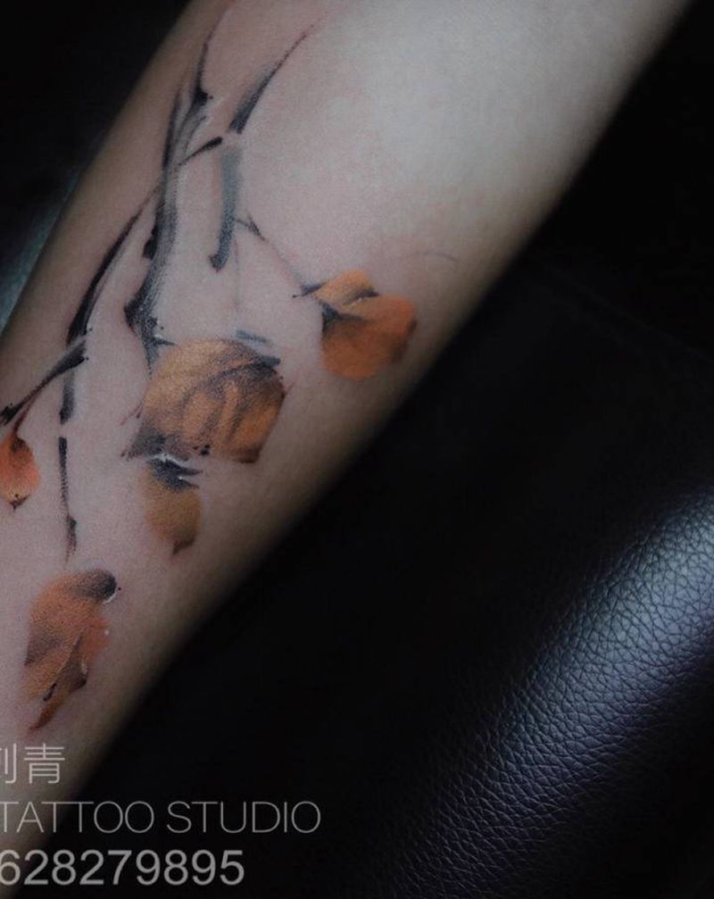 枯叶纹身图片_手臂水墨纹身图案