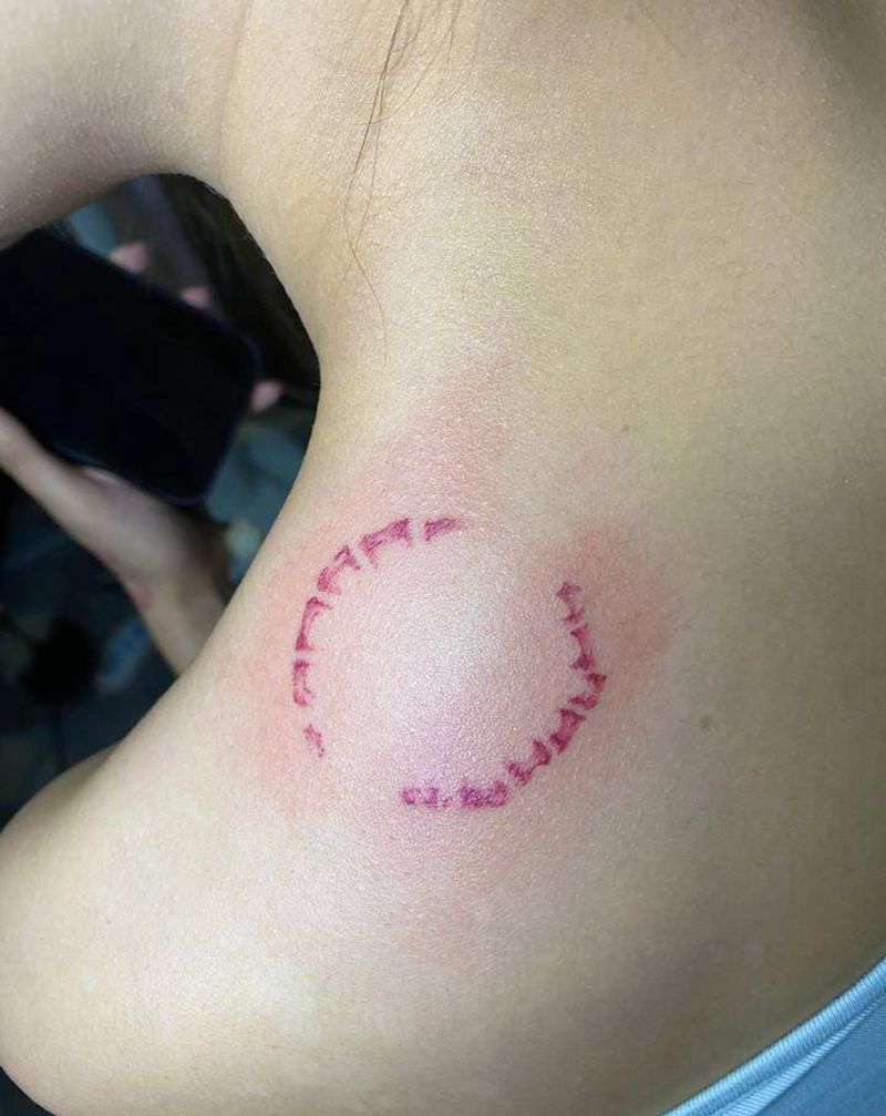 牙印纹身纹身图片_颈部肩部纹身图案