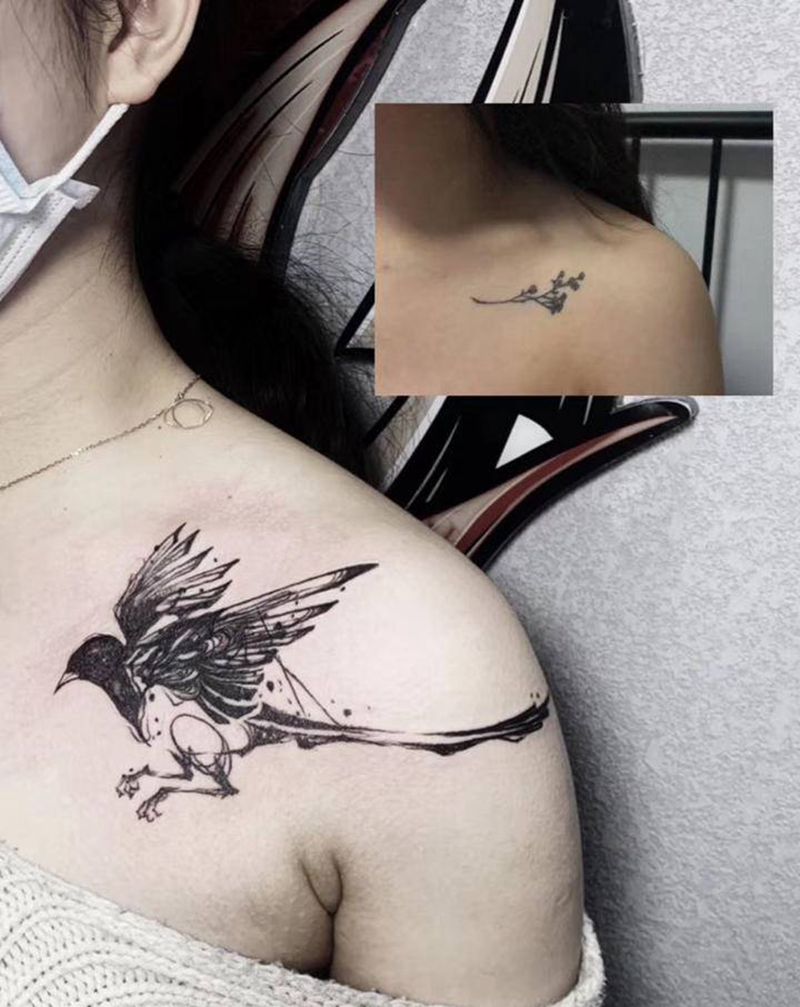 锁骨遮盖燕子纹身图片_肩部点刺纹身图案