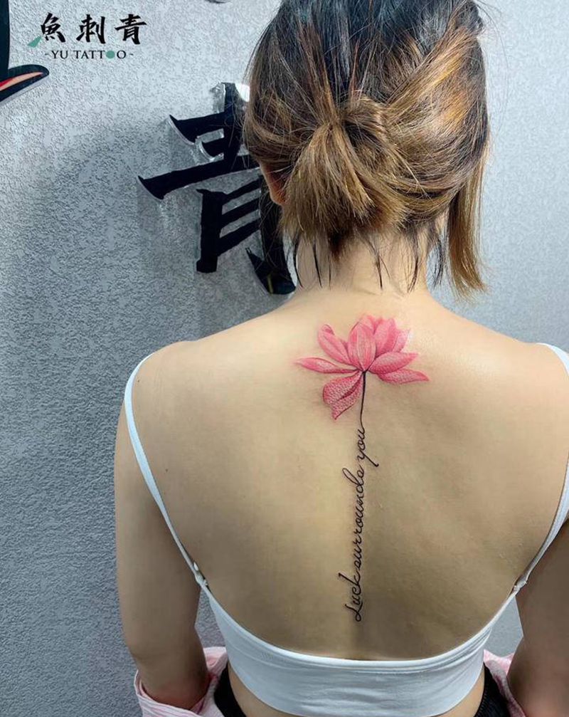 脊椎莲花纹身图片_背部水彩纹身图案