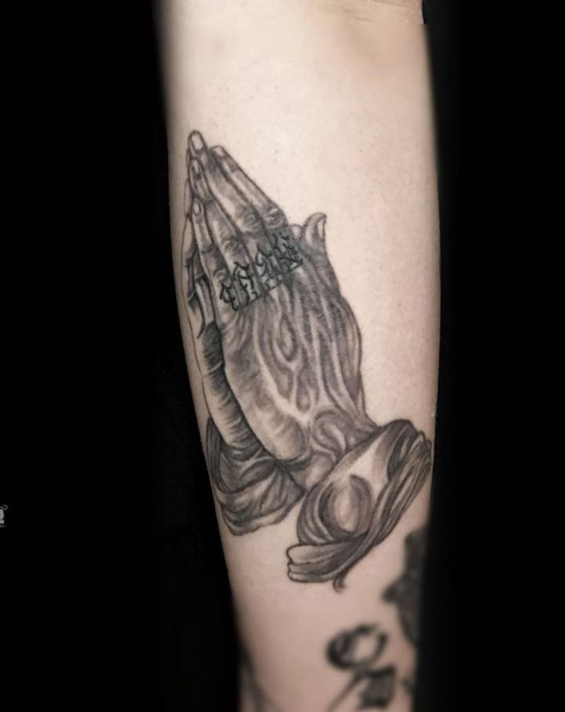 祈祷手纹身图片_手臂欧美写实纹身图案