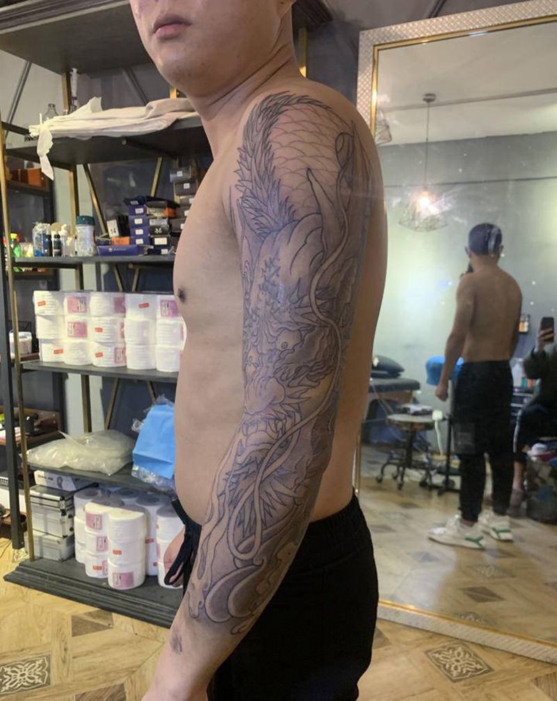 花臂大龙未完纹身图片_手臂手部新传统老传统纹身图案