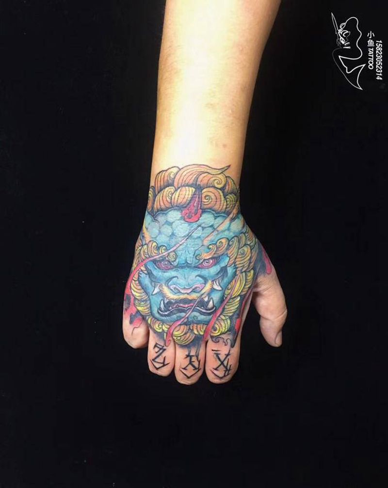 唐狮遮盖手背纹身纹身图片_手部新传统纹身图案