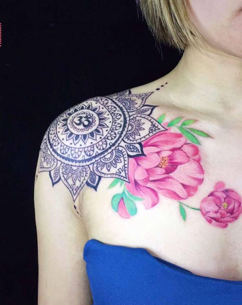 繁花配彩色花纹身图片_肩部点刺水彩纹身图案