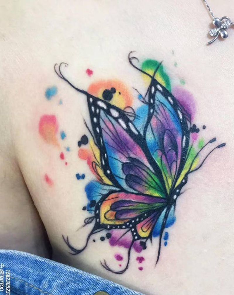 蝴蝶遮盖老纹身纹身图片_胸部水彩纹身图案