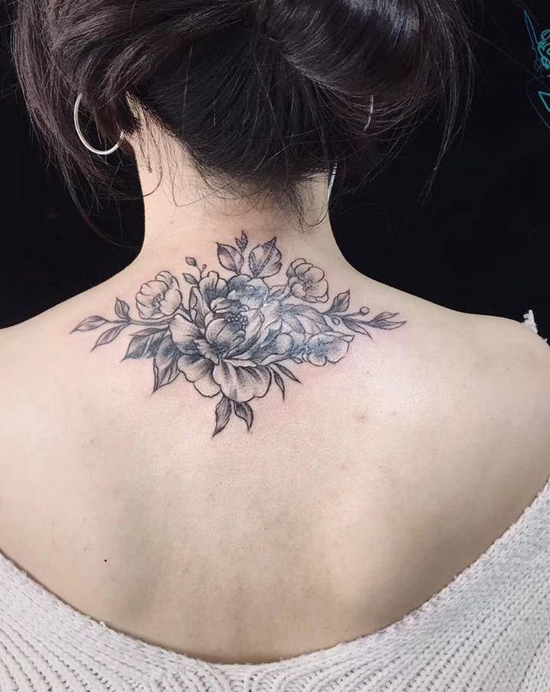 素花旧纹身遮盖纹身图片_背部点刺纹身图案