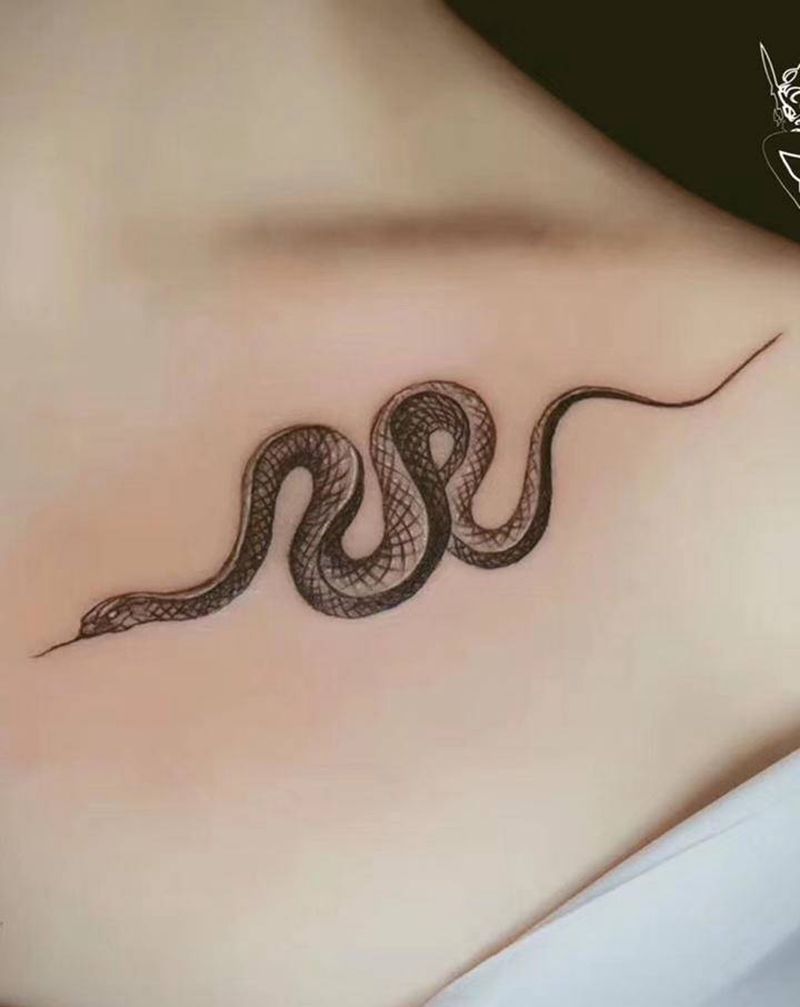 锁骨小蛇纹身图片_胸部点刺几何纹身图案