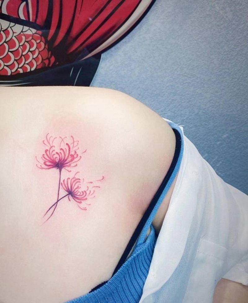 彼岸花纹身图片_胸部水彩纹身图案