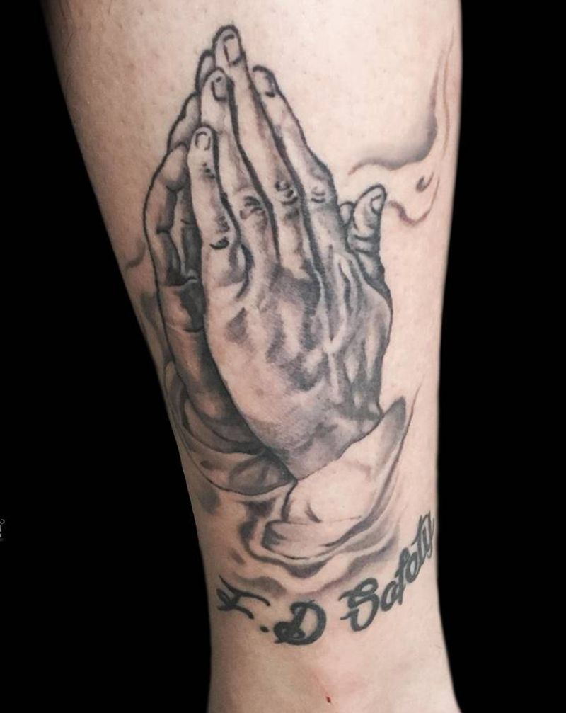 祈祷手纹身图片_腿部欧美写实花体字纹身图案