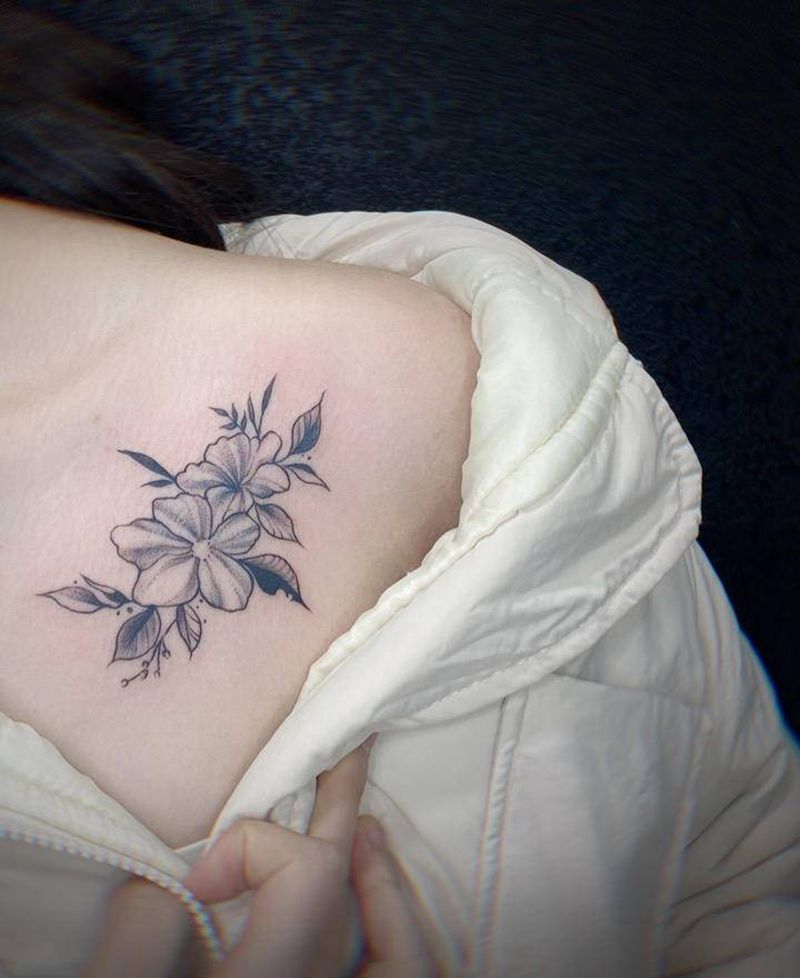 锁骨素花纹身图片_胸部点刺纹身图案