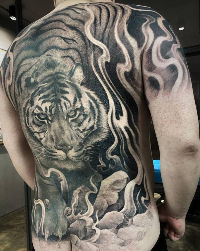 《虎威》纹身图片_背部肩部欧美写实水墨老虎满背石雕纹身图案