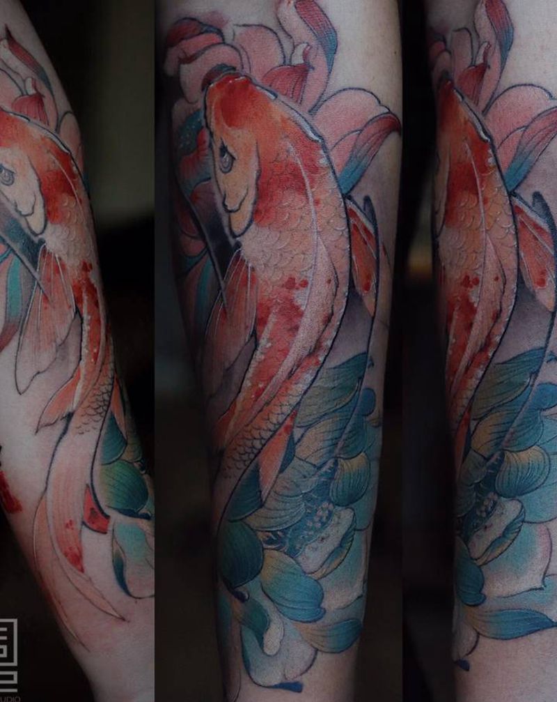 花锦鲤纹身图片_手臂新传统锦鲤 莲花纹身图案