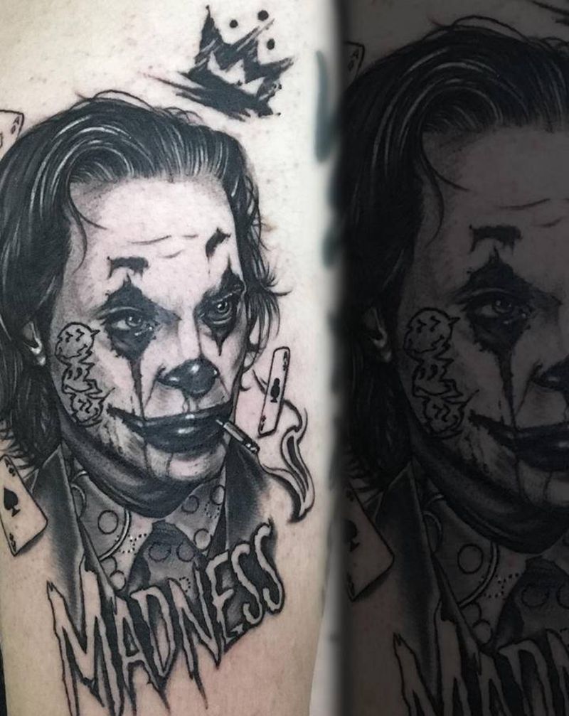 小丑2019纹身图片_手臂欧美写实匪帮涂鸦垃圾黑灰纹身图案