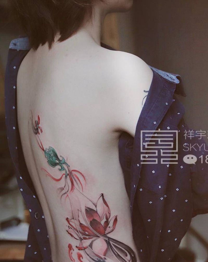 鱼莲坠纹身图片_背部水墨鱼 莲花纹身图案