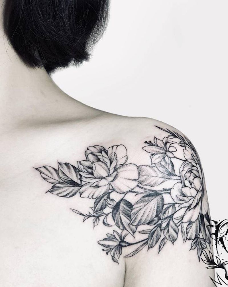 肩头花花纹身图片_肩部点刺牡丹纹身图案