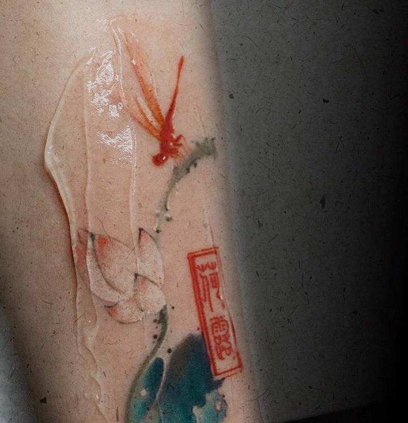 荷露纹身图片_手臂水墨荷花 蜻蜓纹身图案