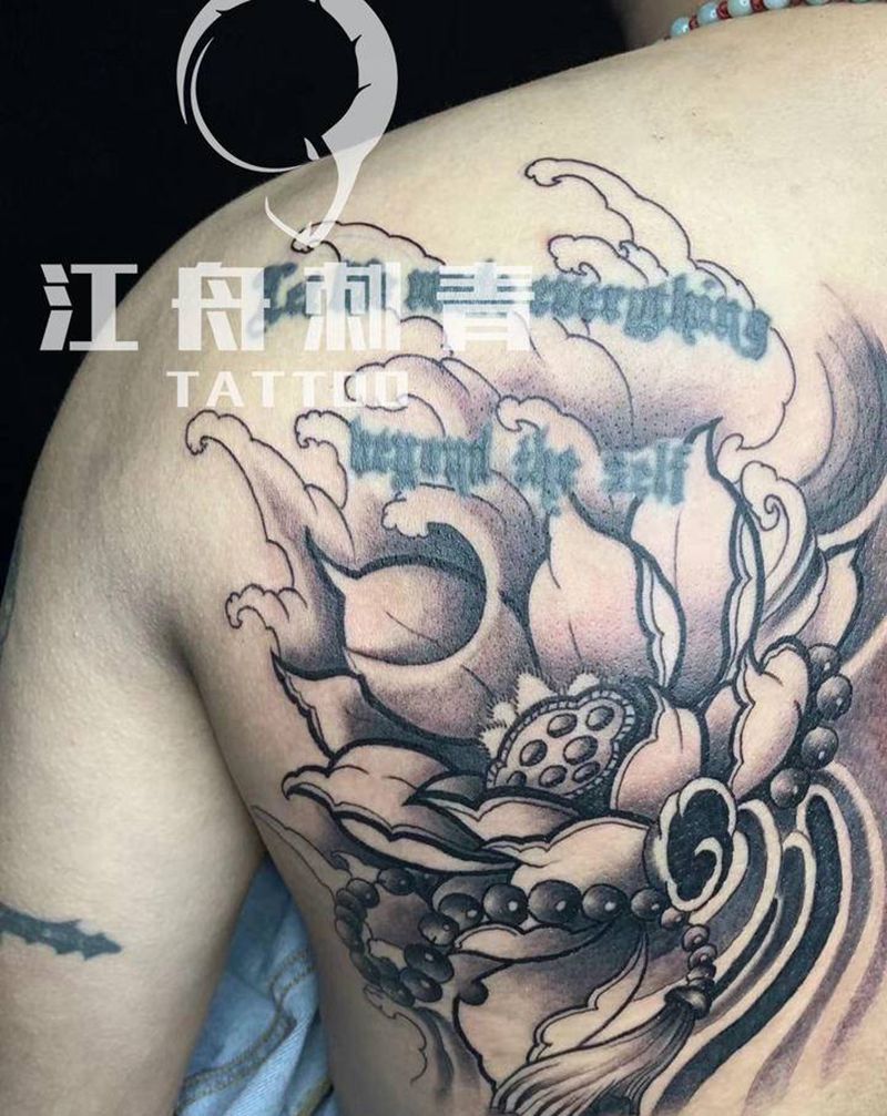 强烈要求不遮盖纹身图片_肩部背部新传统纹身图案