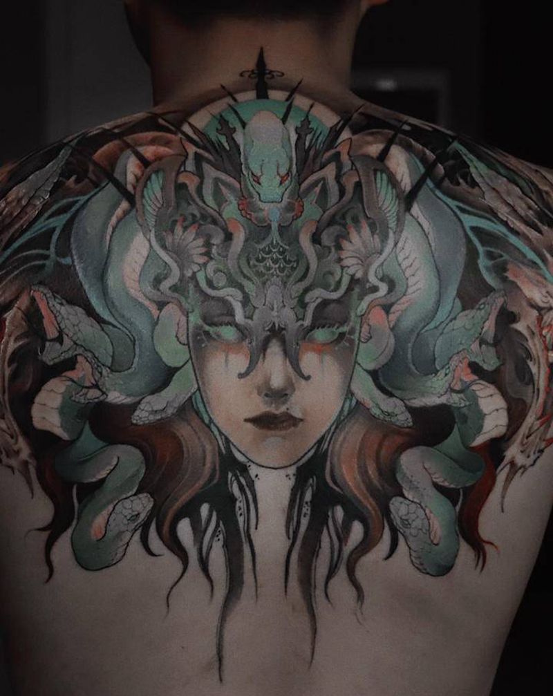 美杜莎纹身图片_背部New School美杜莎 龙纹身图案