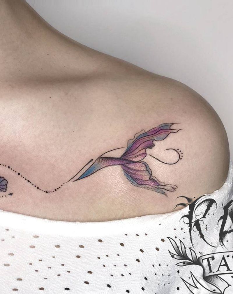锁骨下鱼尾纹身图片_胸部水彩鱼尾纹身图案