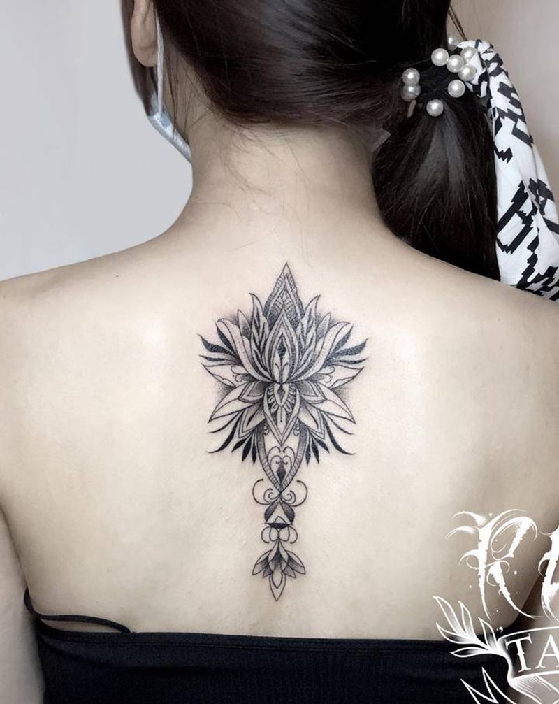 金主自带图纹身图片_背部点刺梵花纹身图案