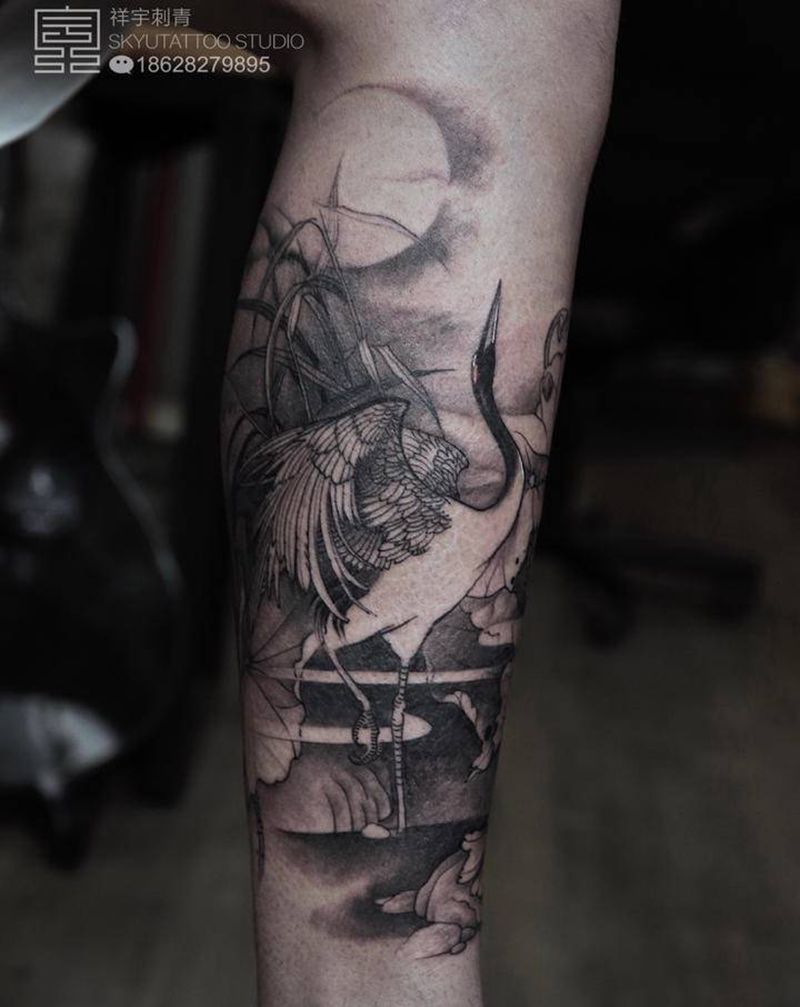 仙鹤•孤月纹身图片_腿部新传统仙鹤纹身图案