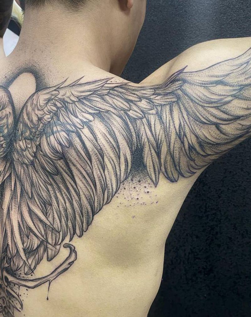 翅膀纹身图片_背部点刺纹身图案