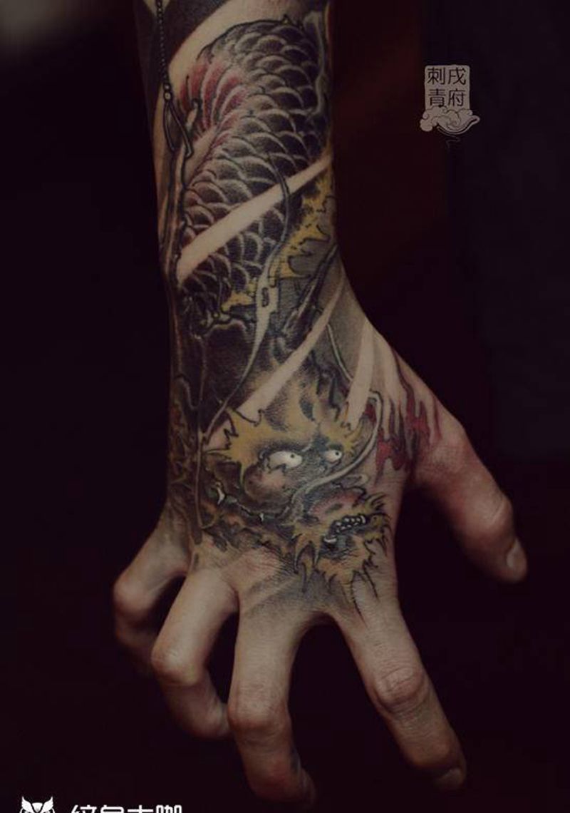 手背 龍纹身图片_手部新传统龙纹身图案