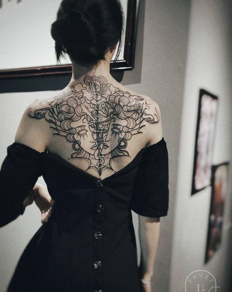 美杜莎纹身图片_背部New School纹身图案