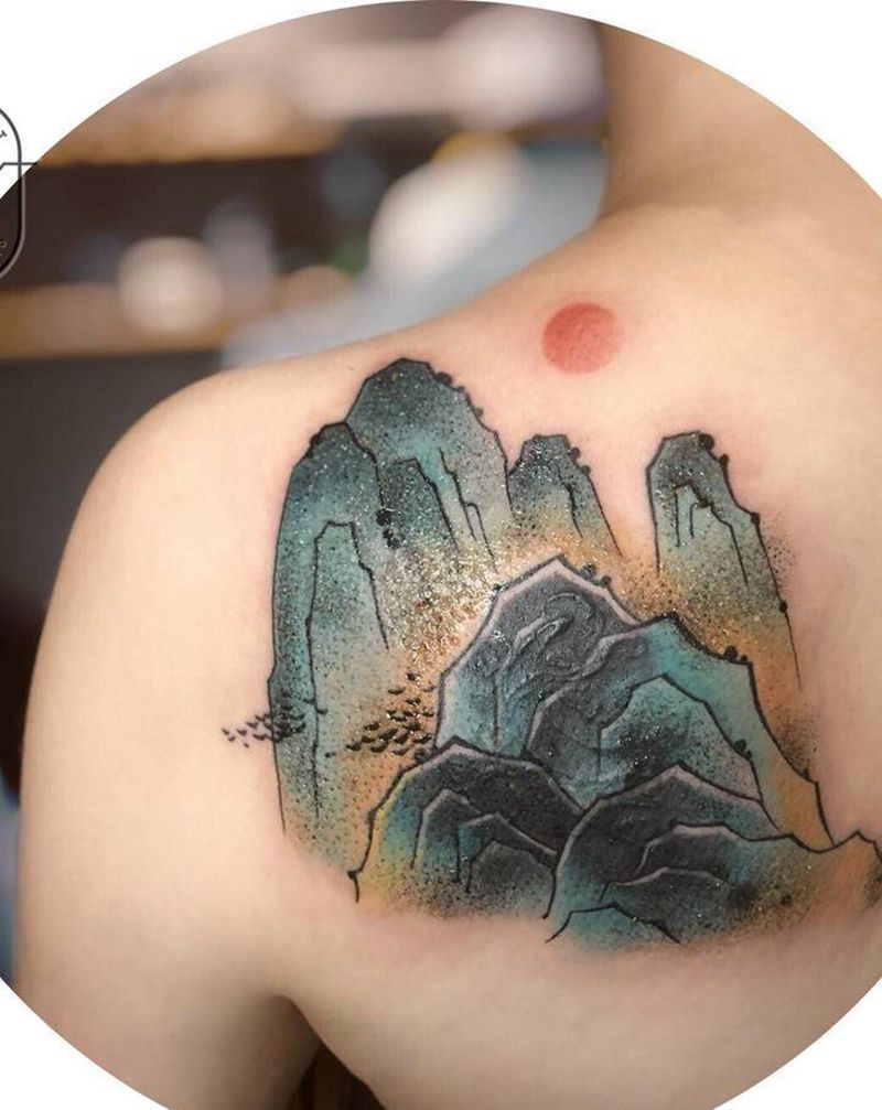 水墨山纹身图片_背部水墨纹身图案