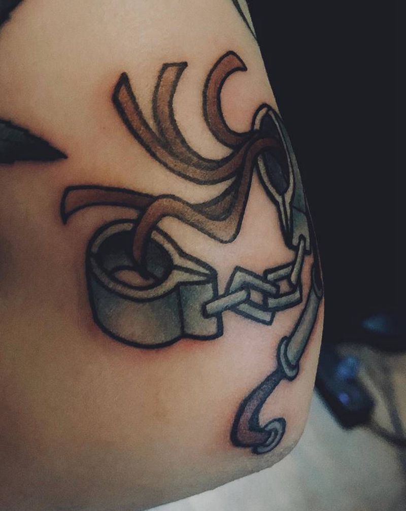 手铐皮鞭纹身图片_手臂New SchoolOld School手铐皮鞭纹身图案