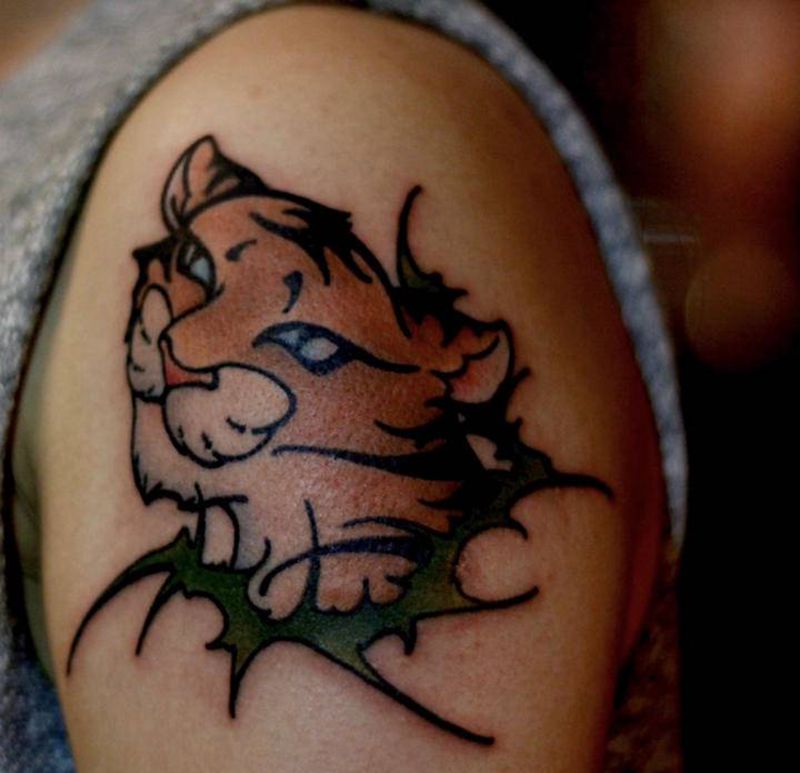 老虎纹身图片_肩部手臂Old SchoolNew School老虎荆棘虎头纹身图案