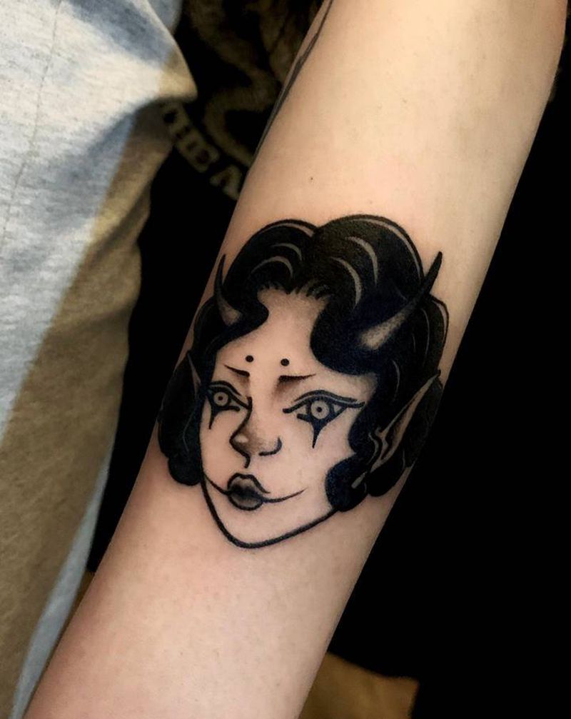 卷发妹纹身图片_手臂Old SchoolNew School头像女人暗黑纹身图案