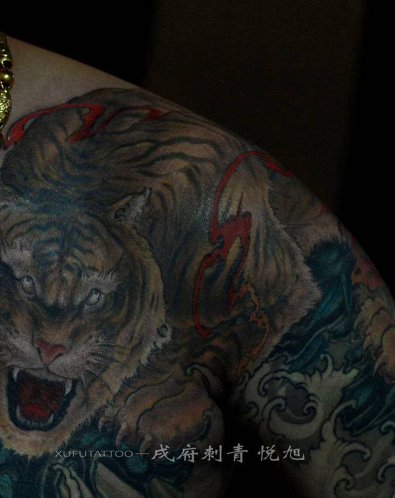 《老虎》纹身图片_手臂手部新传统老传统虎老虎半甲纹身图案